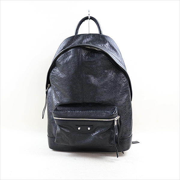 本日、BALENCIAGA Creased-Leather Backpackをお買取させていただきました！ 人気定番アイテムです！！オールレザーですので高級感がありオシャレです。 近日中に楽天にも出品致しますのでお楽しみに！！