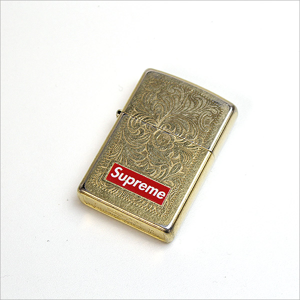 本日、Supreme 14AW Engraved Brass ZIPPOをお買取させていただきました！ 存在感溢れる金のｚｉｐｐｏです。 近日中に楽天にも出品致しますのでお楽しみに！！