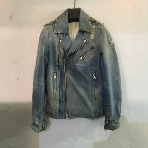 本日16SS BALMAIN HOMME Denim Riders Jacket をお買い取りさせていただきました！！ シルエットもタイトでダメージ加工が施されていたりとシルエット、デザイン共にかっこいいアイテムです！ 定価は30万円程です！ 近日中に楽天、ヤフオクにも出品致しますので、お楽しみに！！！